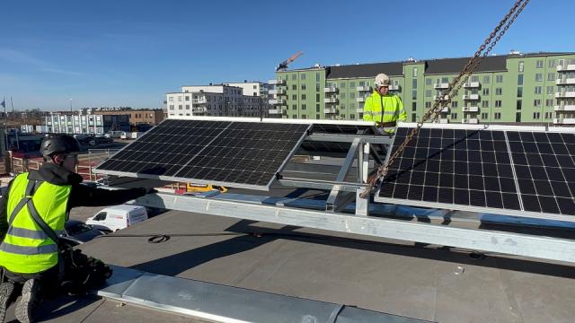 Skanska Rental - Mobila solpaneler på bodtak